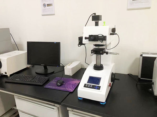 自動(dòng)轉(zhuǎn)塔數(shù)顯顯微硬度計(jì)